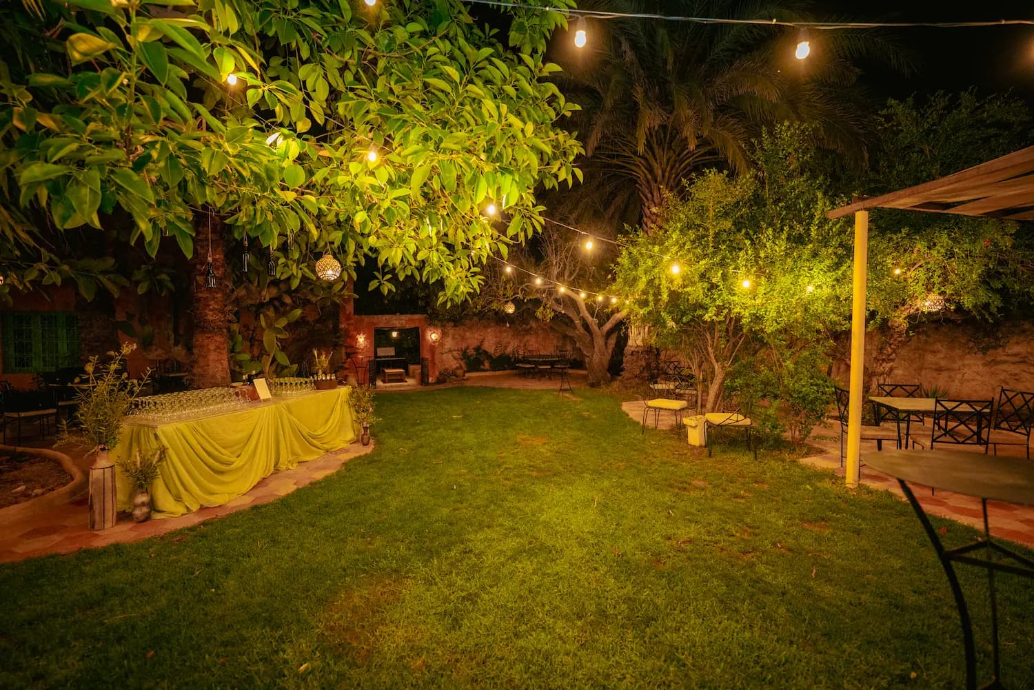 Jardin du Domaine Tarenti éclairé de guirlandes le soir