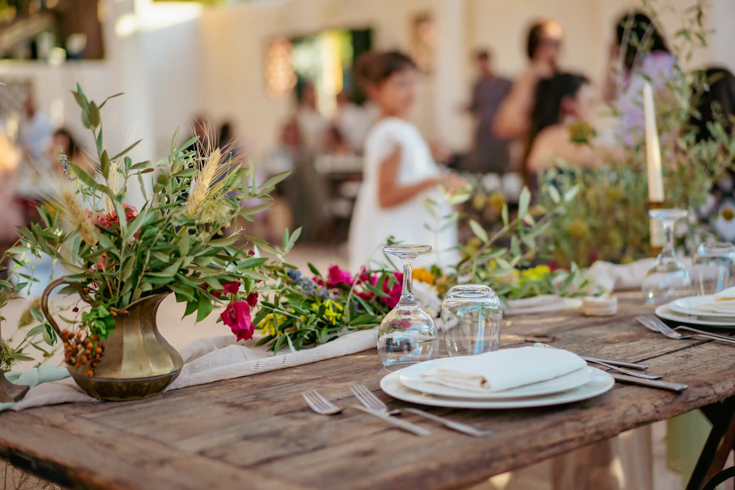 Table de mariage fleurie au Domaine Tarenti